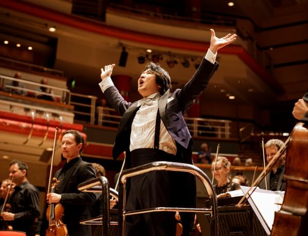 Photograph of Kazuki Yamada accepting applause after the Season Finale.