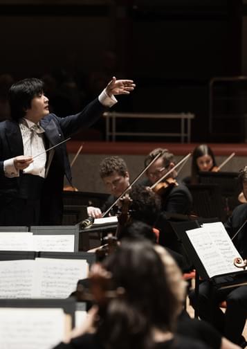 Photograph of Kazuki Yamada conducing the orchestra