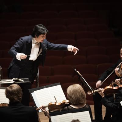 Photograph of Kazuki Yamada conducing the orchestra