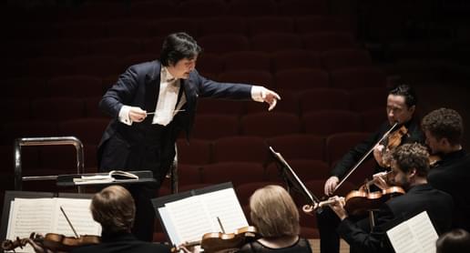 Photograph of Kazuki Yamada conducing the orchestra