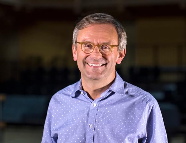 Headshot: Simon Halsey