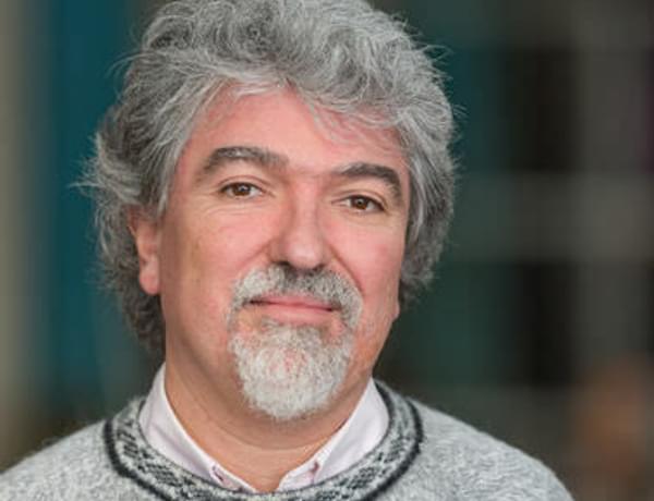 Headshot of cellist Eduardo Vassallo