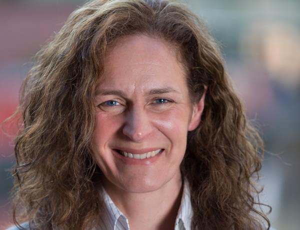 Headshot of cellist Kate Setterfield