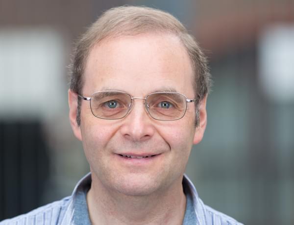 Headshot of horn player Mark Phillips