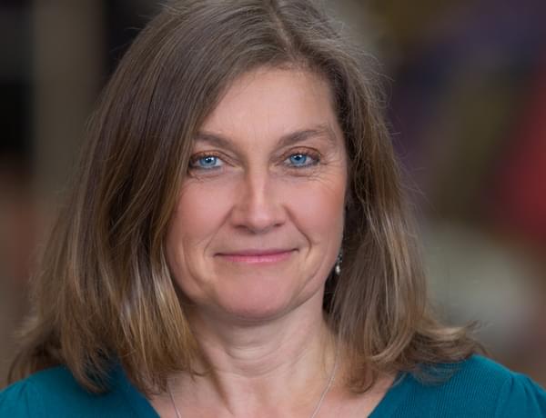 Headshot of violist Catherine Bower