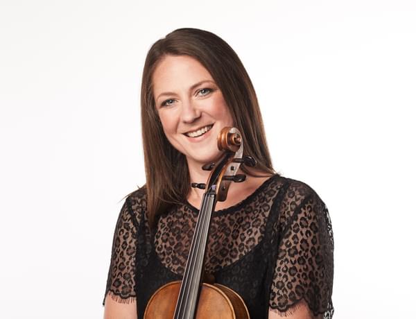 Headshot of viola player Amy Thomas.