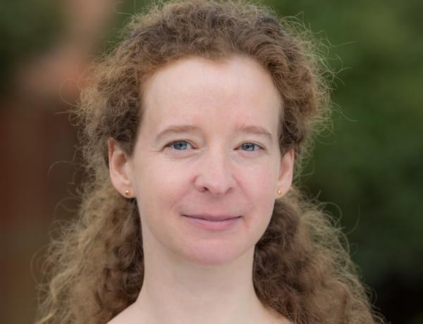 Headshot of violinist Julia Aberg