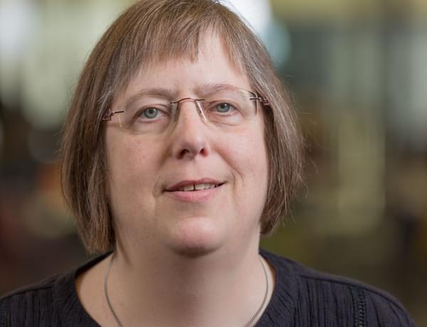 Headshot of violinist Heather Bradshaw