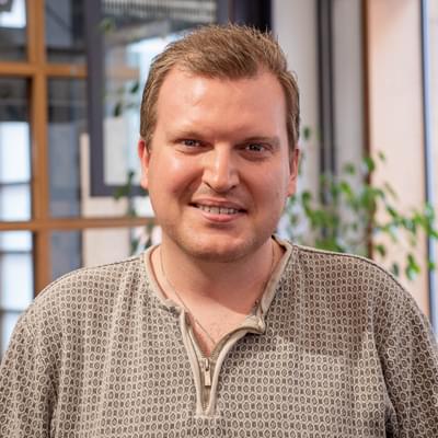 Headshot of Lee Hunt