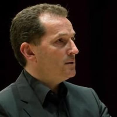 Headshot of conductor Ben Parry.