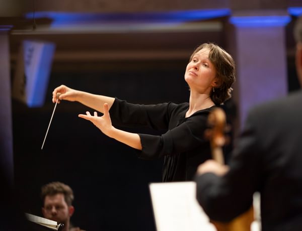 Photograph of Mirga Gražinytė-Tyla conducting