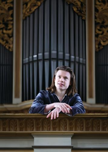 Sebastian Heindl in front of an organ.