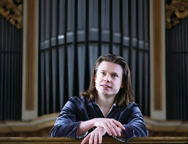 Sebastian Heindl in front of an organ.