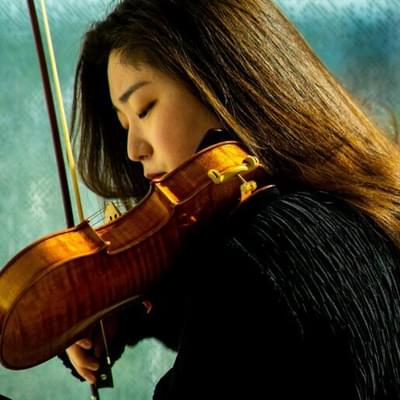Suyoen Kim Headshot playing Violin