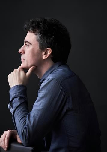 Headshot of pianist Paul Lewis