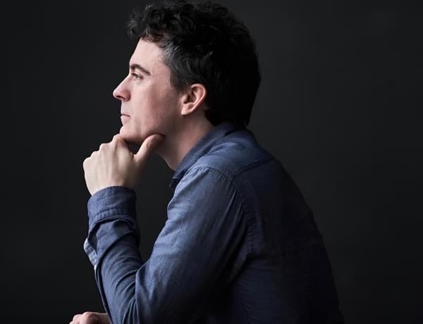 Headshot of pianist Paul Lewis